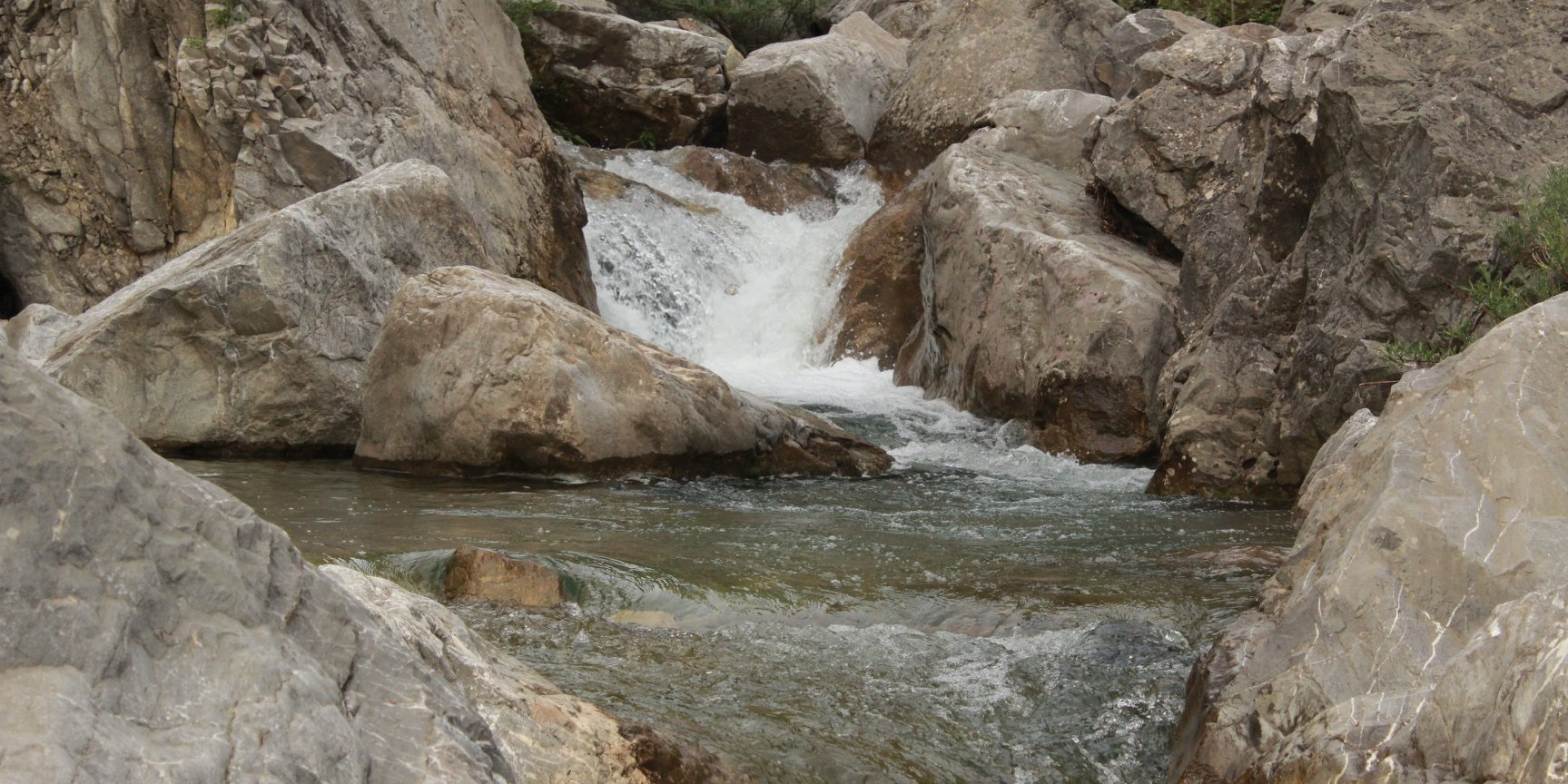 Il fiume Albegna tra due pareti verticali di pietra